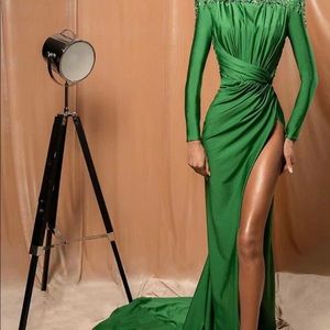 Albina Dyla Beautiful emerald green gown! Jeweled shoulders,train & side split!